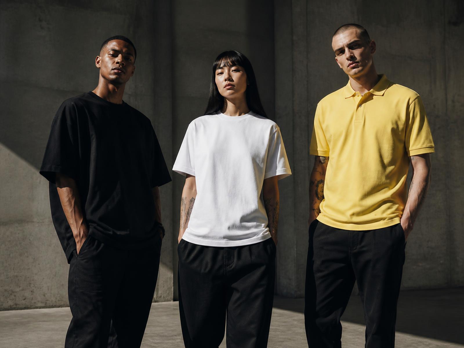 Pessoas vestindo camiseta preta, camiseta branca e polo amarela personalizáveis